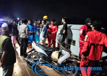 Polsek Ciawi Bersama Instansi Stakeholder Terkait Cepat Tanggap Tindakkan Aduan Masyarakat Pencarian Korban Diduga Percobaan Bunuh Diri Di Jembatan Cikreteg Desa Bitungsari Kec. Ciawi Kab. Bogor