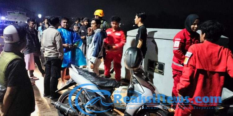 Polsek Ciawi Bersama Instansi Stakeholder Terkait Cepat Tanggap Tindakkan Aduan Masyarakat Pencarian Korban Diduga Percobaan Bunuh Diri Di Jembatan Cikreteg Desa Bitungsari Kec. Ciawi Kab. Bogor