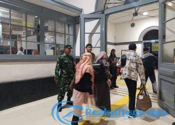 Babinsa Cikole Amankan Arus Balik Idul Fitri di Stasiun Kota Sukabumi, Himbau Warga Waspada Barang Bawaan