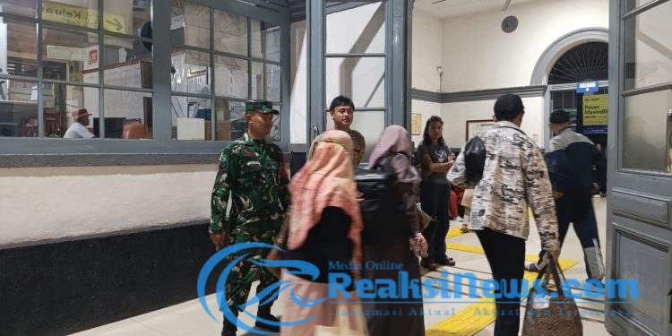 Babinsa Cikole Amankan Arus Balik Idul Fitri di Stasiun Kota Sukabumi, Himbau Warga Waspada Barang Bawaan