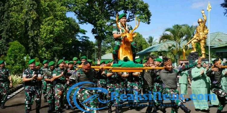 Sertijab Danyon, Yonif 310/KK Gelar Tradisi Penyambutan Pejabat Baru