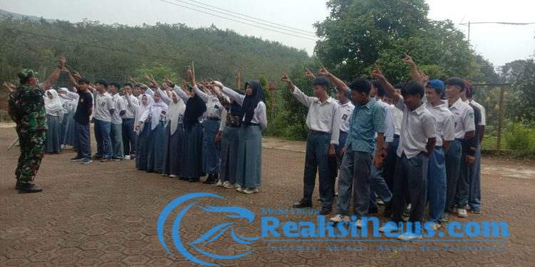 Sertu Suparno Babinsa Damarraja, Koramil 2203/Warungkiara Beri Materi Pembekalan Kepada Siswa SMK Terbuka Girijaya