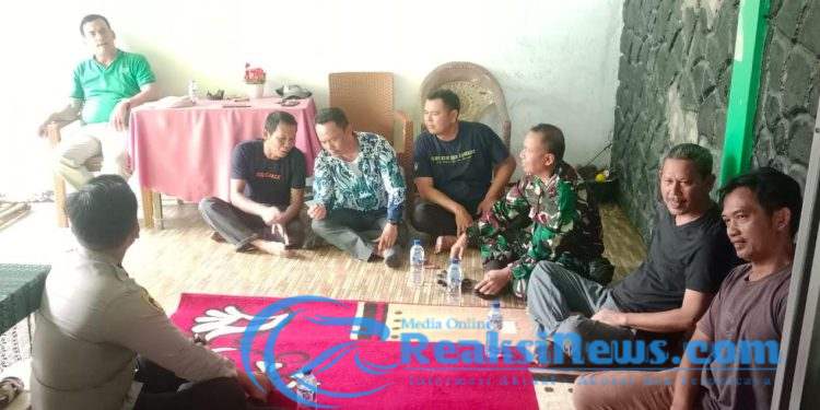 Babinsa Ubrug Sertu Nasrul Koramil 2203/Warungkiara Gencarkan Komsos Bareng Warga