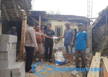 Aksi Gotong Royong Gabungan Lembaga Desa Hingga Warga Bojongkerta Turun Tangan Renov Rumah Milik Komar