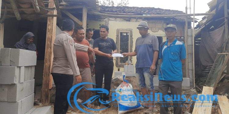 Aksi Gotong Royong Gabungan Lembaga Desa Hingga Warga Bojongkerta Turun Tangan Renov Rumah Milik Komar