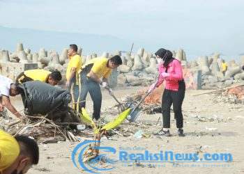 Ketua Bhayangkari Daerah Jawa Barat Bersama Polres Sukabumi Gelar Aksi Bersih-Bersih Pantai di Palabuhanratu