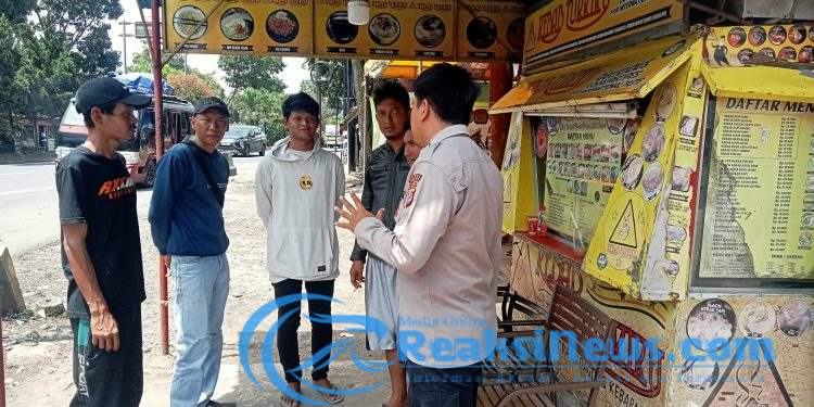 Patroli Dialogis Siang Hari, Anggota Samapta Polsek Lembursitu Sambangi Warga