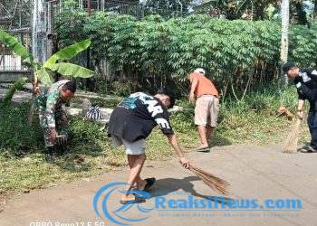 Babinsa Bojongkerta Kopda Kusdiarto Koramil 2203/Warungkiara Kerja Bakti Bareng Warga