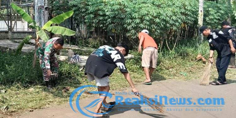 Babinsa Bojongkerta Kopda Kusdiarto Koramil 2203/Warungkiara Kerja Bakti Bareng Warga