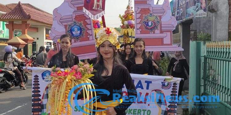 Ratusan Warga SMPN 5 Purwokerto Ikuti Jalan Sehat Bertema Budaya Nusantara