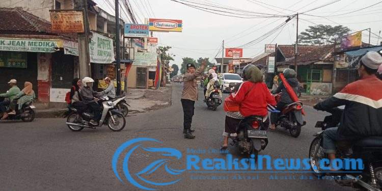 Pelayanan Prima Rutin Gatur Pagi Anggota Polsek lembursitu