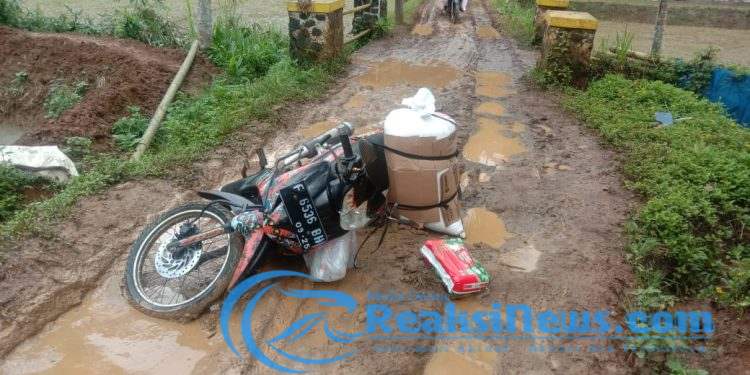 Janji Tinggal Janji, Warga Ciaul Sukaresmi Kecewa Pemdes Mekartani Tak Kunjung Perbaiki Jalan