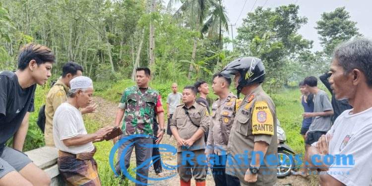 Tim Gabungan Lakukan Pencarian Korban Hanyut Di Sungai Leuwi Curug Desa Bojonggaling, Camat : Korban Belum Ditemukan