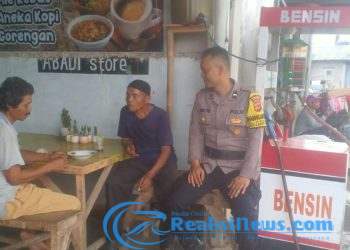 Jaga Kondusifitas Bhabinkamtibmas Sambangi Warga siang hari Untuk Tingkatkan Harkamtibmas