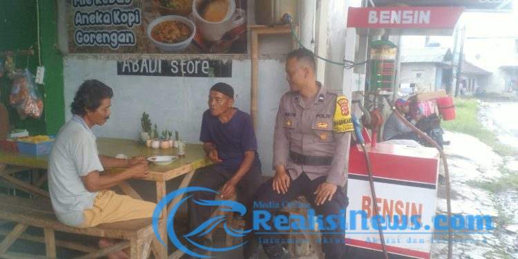 Jaga Kondusifitas Bhabinkamtibmas Sambangi Warga siang hari Untuk Tingkatkan Harkamtibmas