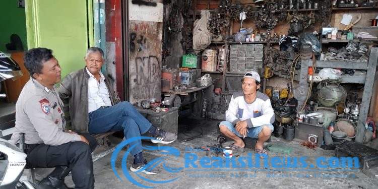 Selalu Hadir di Tengah Masyarakat Bhabinkamtibmas Polsek Lembursitu Lakukan Dialogis