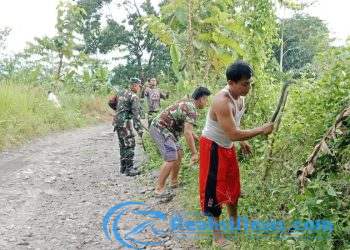 Babinsa Bantargebang Serka Didik Susanto Koramil 2203/Warungkiara Kerja Bakti Bareng Warga Di Wilayah Binaan nya