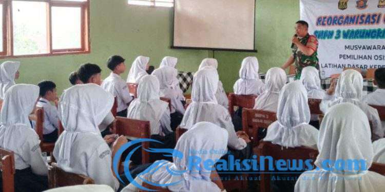 Babinsa Bantarkalong Sertu Agus Koramil 2203/Warungkiara Berikan Wasbang Kepada Ratusan Siswa SMPN 3 Bantarkalong