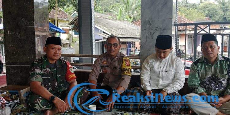 Mewakili Danramil, Serka Didik Susanto Bersama Koramil 2203/Warungkiara Hadiri Halal Di Masjid Nurul Anwar