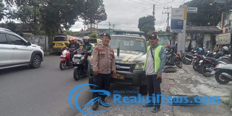 Sambangi Petugas Juru Parkir Lembursitu Polisi Beri Himbauan Kamtibmas