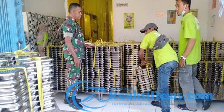 Babinsa 2203/Warungkiara Sertu Dadang Dampingi Penyaluran Makan Bergizi Gratis di Wilayah Binaan nya
