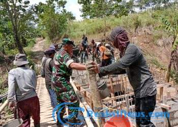 Babinsa Bantargebang Koramil 2203/Warungkiara Serka Didik Susanto Bareng Warga Lakukan Kerja Bakti Pengecoran Jembatan