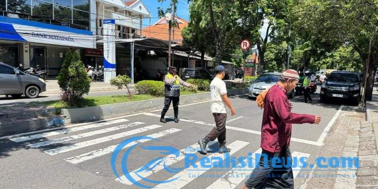 Polwan Tangguh Polresta Banyuwangi siaga kawal ibadah Salat Jumat, Wujudkan Zona Aman Masjid