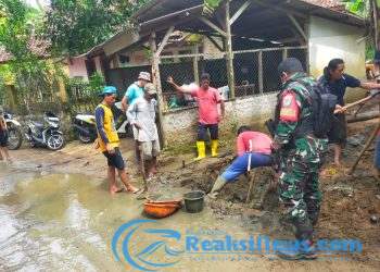 Tanamkan Jiwa Gotongroyong, Babinsa Bantargadung Koramil 2203/Warungkiara Koptu Rafanto Bareng Warga Lakukan Kerja Bakti