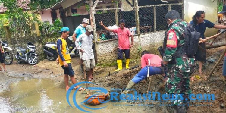 Tanamkan Jiwa Gotongroyong, Babinsa Bantargadung Koramil 2203/Warungkiara Koptu Rafanto Bareng Warga Lakukan Kerja Bakti