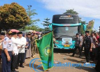 Lepas Calon Jemaah Haji Kloter 39, Wabup Minta Semua Bisa Menjadi Duta Bangsa yang Baik