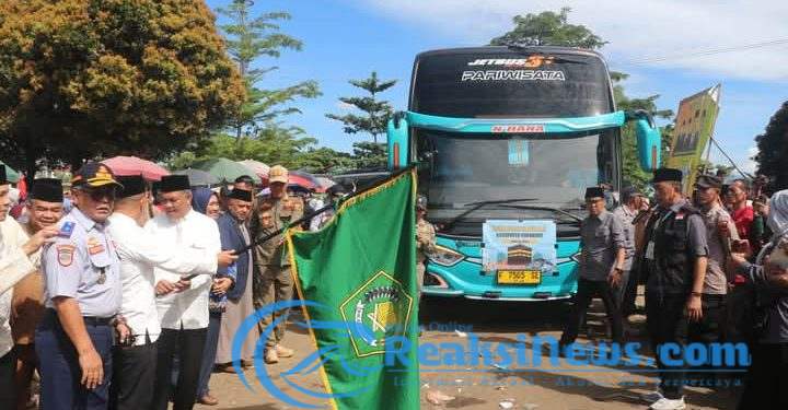 Lepas Calon Jemaah Haji Kloter 39, Wabup Minta Semua Bisa Menjadi Duta Bangsa yang Baik