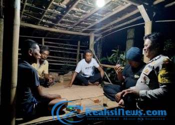 Sambangi Warganya di Malam Hari, Bhabinkamtibmas Sampaikan Imbauan Kamtibmas