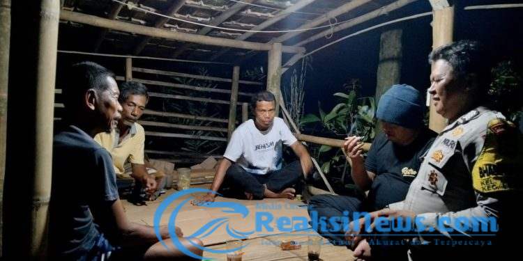 Sambangi Warganya di Malam Hari, Bhabinkamtibmas Sampaikan Imbauan Kamtibmas