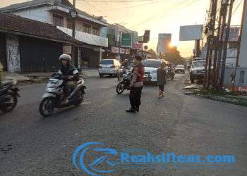Demi Kegiatan Masyarakat Nyaman di Pagi Hari Anggota Polsek Lembursitu Selalu Exis Melaksanakan Pengaturan Gatur
