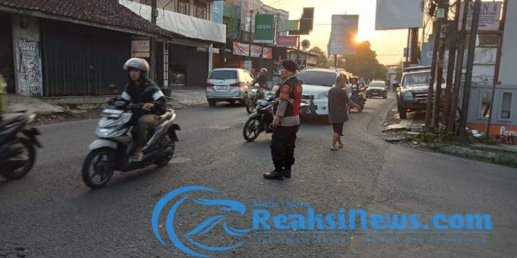 Demi Kegiatan Masyarakat Nyaman di Pagi Hari Anggota Polsek Lembursitu Selalu Exis Melaksanakan Pengaturan Gatur