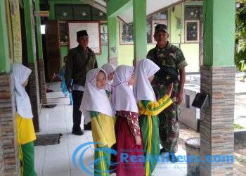 Babinsa 2203/Warungkiara Serka Dadang Dampingi Penyaluran MBG di Warungkiara