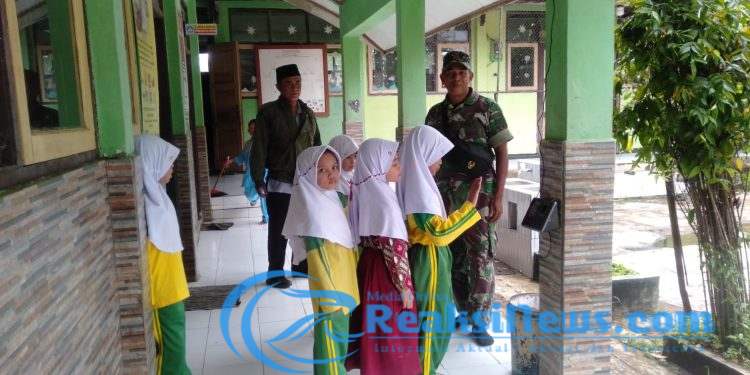 Babinsa 2203/Warungkiara Serka Dadang Dampingi Penyaluran MBG di Warungkiara