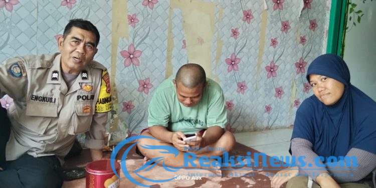 Sambangi Warganya di siang Hari, Bhabinkamtibmas Sampaikan Imbauan Kamtibmas