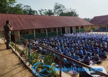 Babinsa Bojongkerta Kopda Kusdiarto Koramil 2203/Warungkiara Berikan Wasbang Kepada Ratusan Siswa SMPN 4 Bojongkerta