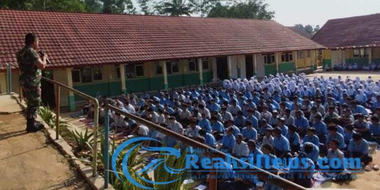 Babinsa Bojongkerta Kopda Kusdiarto Koramil 2203/Warungkiara Berikan Wasbang Kepada Ratusan Siswa SMPN 4 Bojongkerta