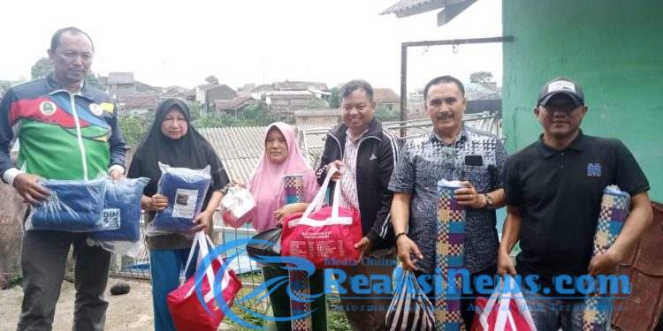 Bagi Warga Terdampak Bencana Longsor, Lurah Subang Jaya Kota Sukabumi Gerak Cepat Salurkan Bantuan
