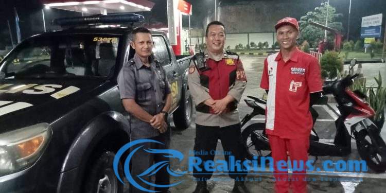 Patroli Dialogis Polisi Sambangi SPBU Malam Hari, Sampaikan Pesan Kamtibmas