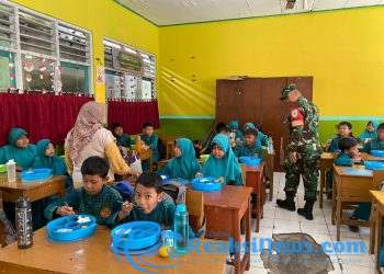 Babinsa Koramil 0701/Sukaraja, dampingi Pendistribusian Makan Bergizi Gratis ke setiap Sekolah