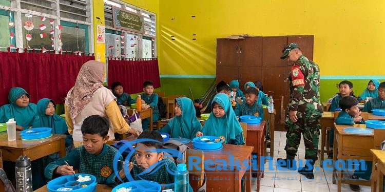 Babinsa Koramil 0701/Sukaraja, dampingi Pendistribusian Makan Bergizi Gratis ke setiap Sekolah