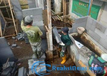 Satgas TMMD ke-124 Kodim 0607/Kota Sukabumi Gotong Royong Kerjakan Rutilahu ibu Otih