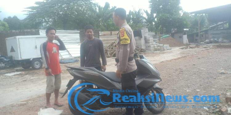 Sambangi Warganya di siang Hari, Bhabinkamtibmas Sampaikan Imbauan Kamtibmas