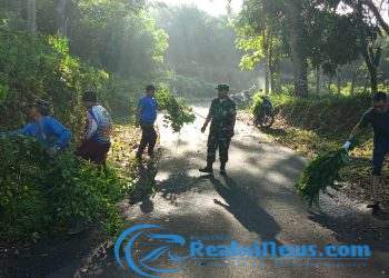 Wujudkan Hidup Sehat, Babinsa Girijaya Sertu Nasrulloh Koramil 2203/Warungkiara Bareng Warga Lakukan Kerjabakti Bersihkan Jalan Milik Pemkab