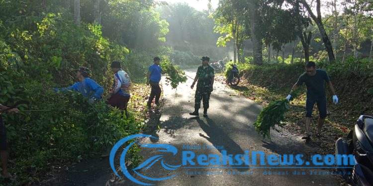 Wujudkan Hidup Sehat, Babinsa Girijaya Sertu Nasrulloh Koramil 2203/Warungkiara Bareng Warga Lakukan Kerjabakti Bersihkan Jalan Milik Pemkab