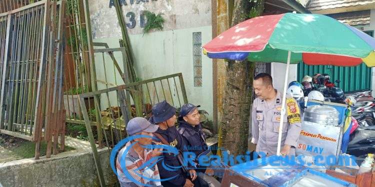 Anggota Polsek Lembursitu Laksanakan Patroli Sambang Dialogis ke Pedagang kaki lima
