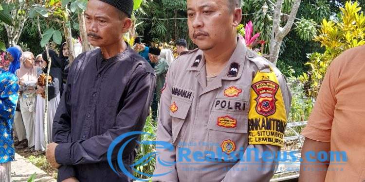 Bhabinkamtibmas Polsek Lembursitu Hadiri Pemakaman Warga dan Laksanakan Anjangsana